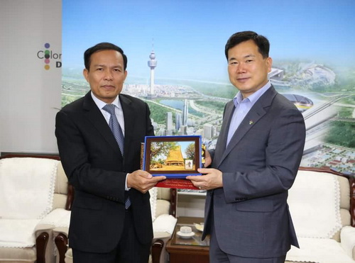 Phó Tổng cục trưởng Ngô Hoài Chung tặng quà lưu niệm cho Phó Thị trưởng Thành phố Daegu Kim Seung Su